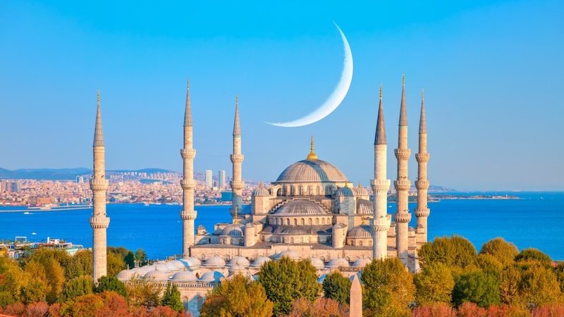 Featured-image-The-Blue-Mosque-with-crescent-moon-Sultanahmet-Istanbul-Turkey-1244x700.jpg
